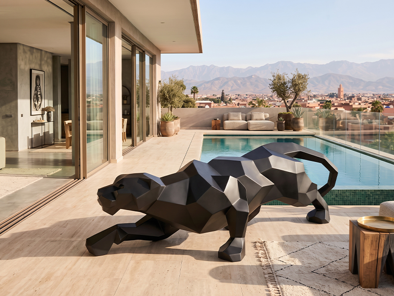 Sculpture origami de panthère noire en métal dans un environnement architectural contemporain.