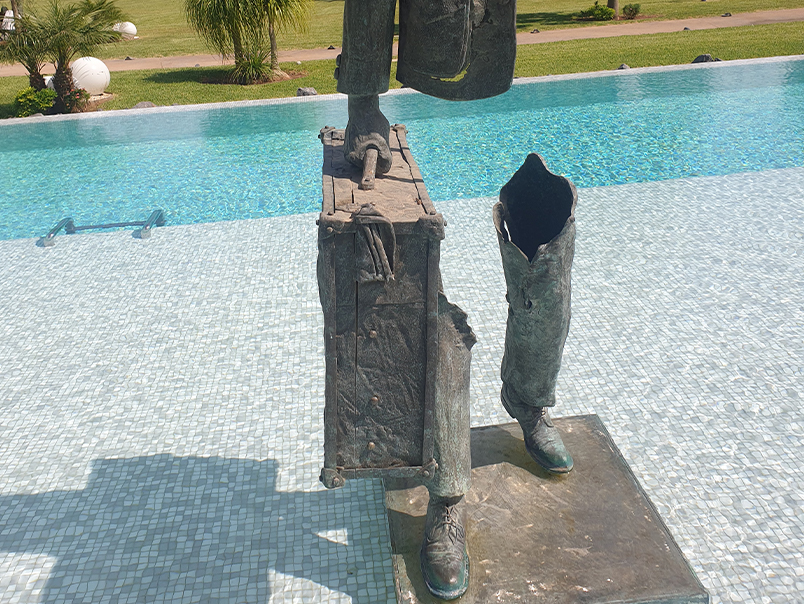 Détail d’une valise sculptée en bronze intégrée à la Sculpture Peigne