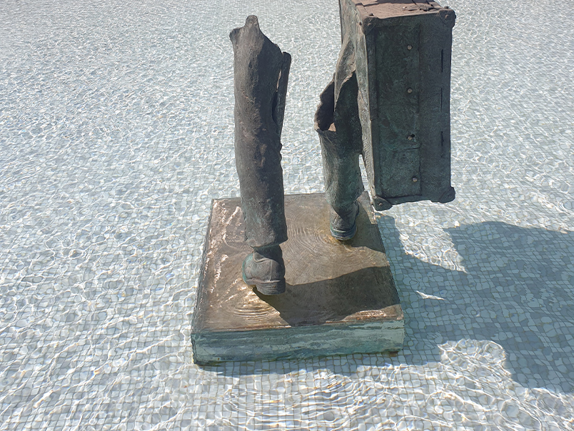 Vue arrière du socle et des jambes fragmentées de la Sculpture Peigne en bronze patiné