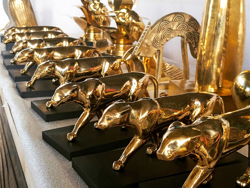 Sculpture décorative de cheval en laiton avec motifs géométriques gravés et finition dorée