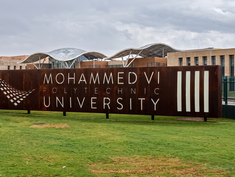 Signalétique extérieure en acier Corten avec inscription Mohammed VI Polytechnic University sur le campus UM6P