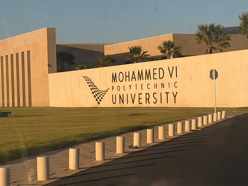 Logo et inscription Mohammed VI Polytechnic University intégrés sur un mur extérieur du campus UM6P