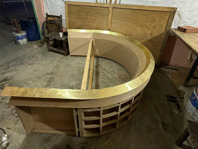 Structure courbe d’un comptoir avec bordure métallique en cours de fabrication pour La Mamounia