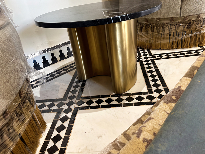 Table d’appoint contemporaine avec piètement en laiton doré et plateau en marbre noir veiné