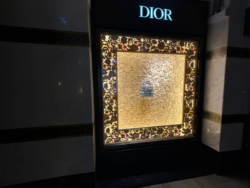 Vitrine Dior décorative et rétroéclairée intégrée dans les espaces de La Mamounia Marrakech